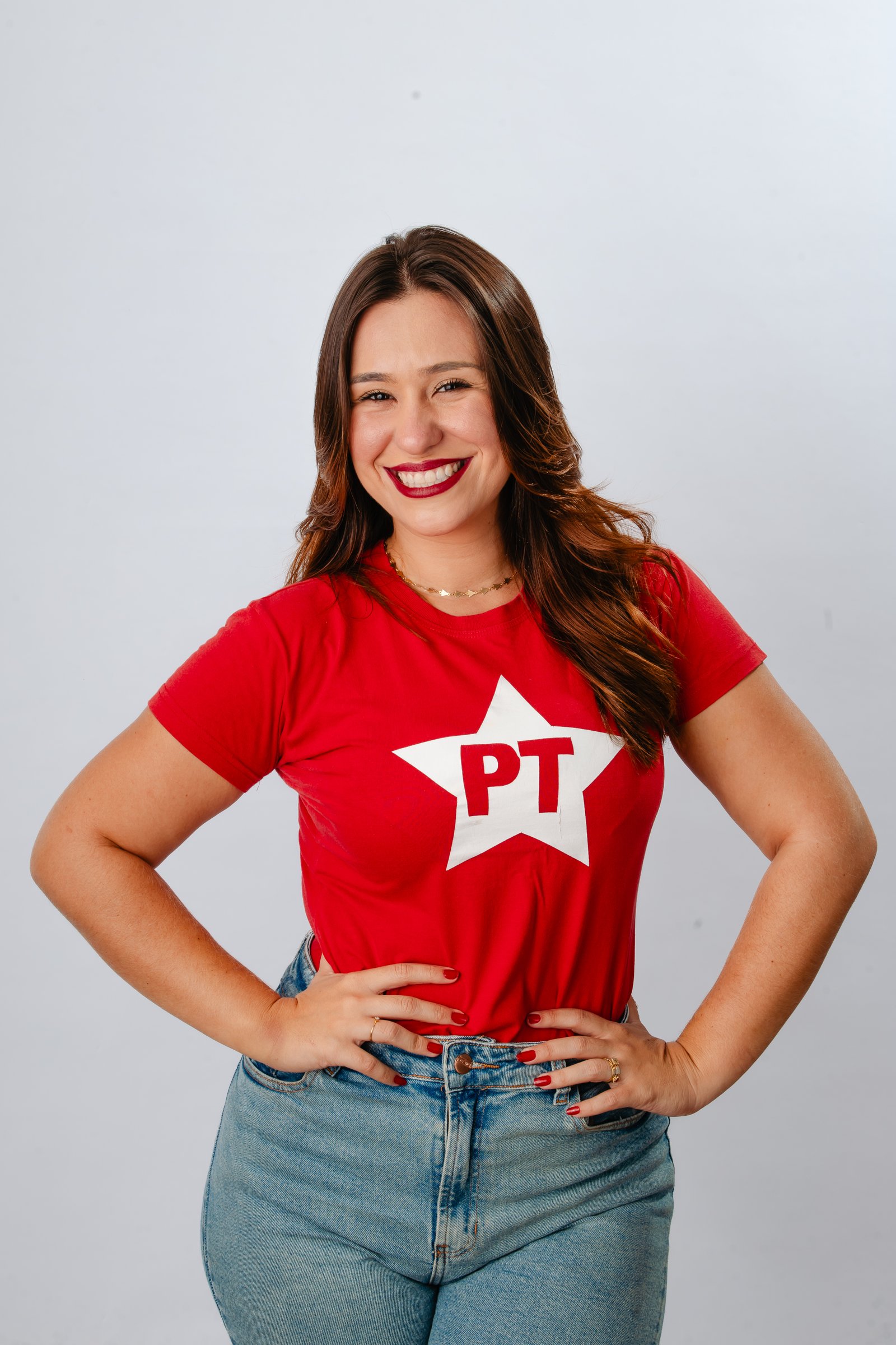 Thálitha Barboza olhando para a câmera, com postura firme e sorriso próximo